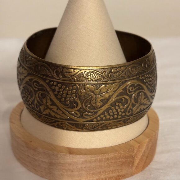 Beautiful and Colorful Metal Bracelets (set of 2) for any occasion - Picture 6 of 9